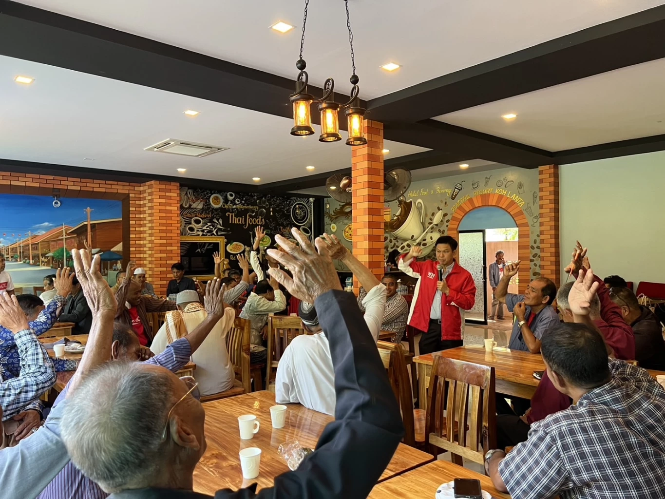 ชาวบ้านเกาะนุ้ย ร้อง"เพื่อไทย" นายทุนต่างถิ่นร่วมมือราชการยึดครองที่ดิน