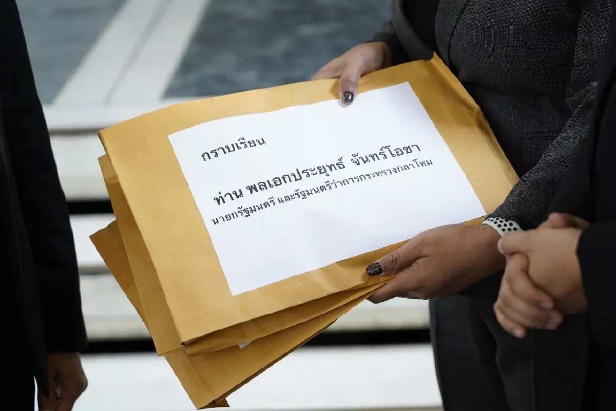ตามคำท้า “ปดิพัทธ์” หอบหลักฐานเอาผิด "ประยุทธ์" ทุจริตบ้านพักสวัสดิการทหาร