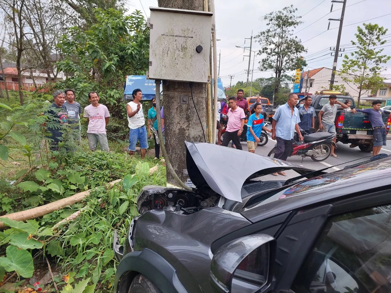 รถสองแถว นร. ชนท้ายเก๋งครูสอนภาษา ที่เลี้ยวตัดหน้า เด็กเจ็บระนาวนับสิบ