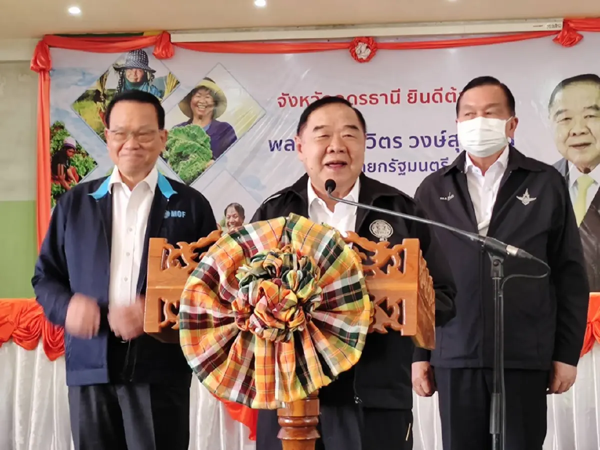 “บิ๊กป้อม”  ลุย 3 จังหวัดอีสาน ชาวบ้านถือป้ายหนุนนั่ง “นายกฯ”