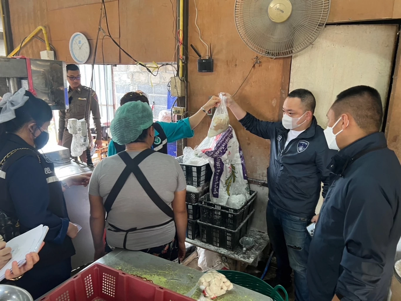 ปคบ. บุกทลายโรงงานลูกชิ้นเถื่อน ผสมสารบอแรกซ์ ส่งขายทั่วกรุง