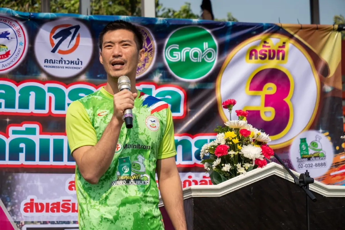 “ธนาธร” ร่วมเตะบอลสมาคมแท็กซี่ฯ ให้กำลังใจผ่านวิกฤติหนี้โควิด-แก๊สแพง