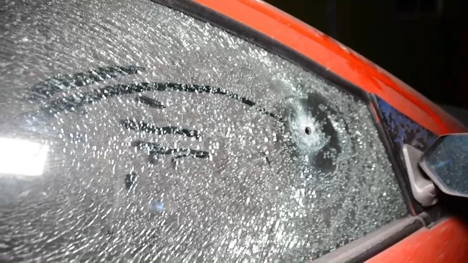 วัยรุ่นขอ"แตรสามช่า"บรรทุกพ่วงกลางดึก ก่อนถูกสาดกระสุนยิงถล่ม