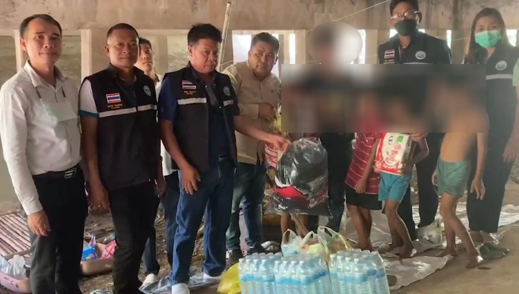 เร่งช่วยเหลือ! หนุ่มถูกภรรยาบอกเลิก ต้องพาลูก 5 คน อาศัยนอนใต้สะพานข้ามคลอง