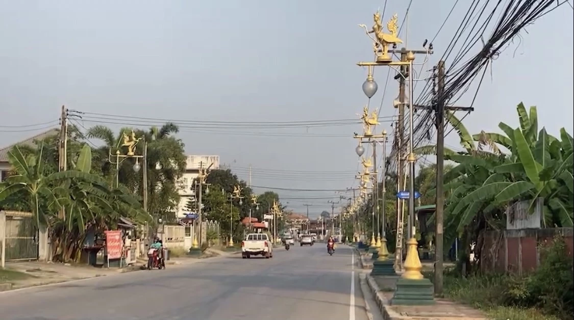 แก้ไขแล้ว "เสาไฟกินรีระยอง" ต้นละ 8 หมื่น หลังชาวบ้านร้องไฟติดๆดับๆ