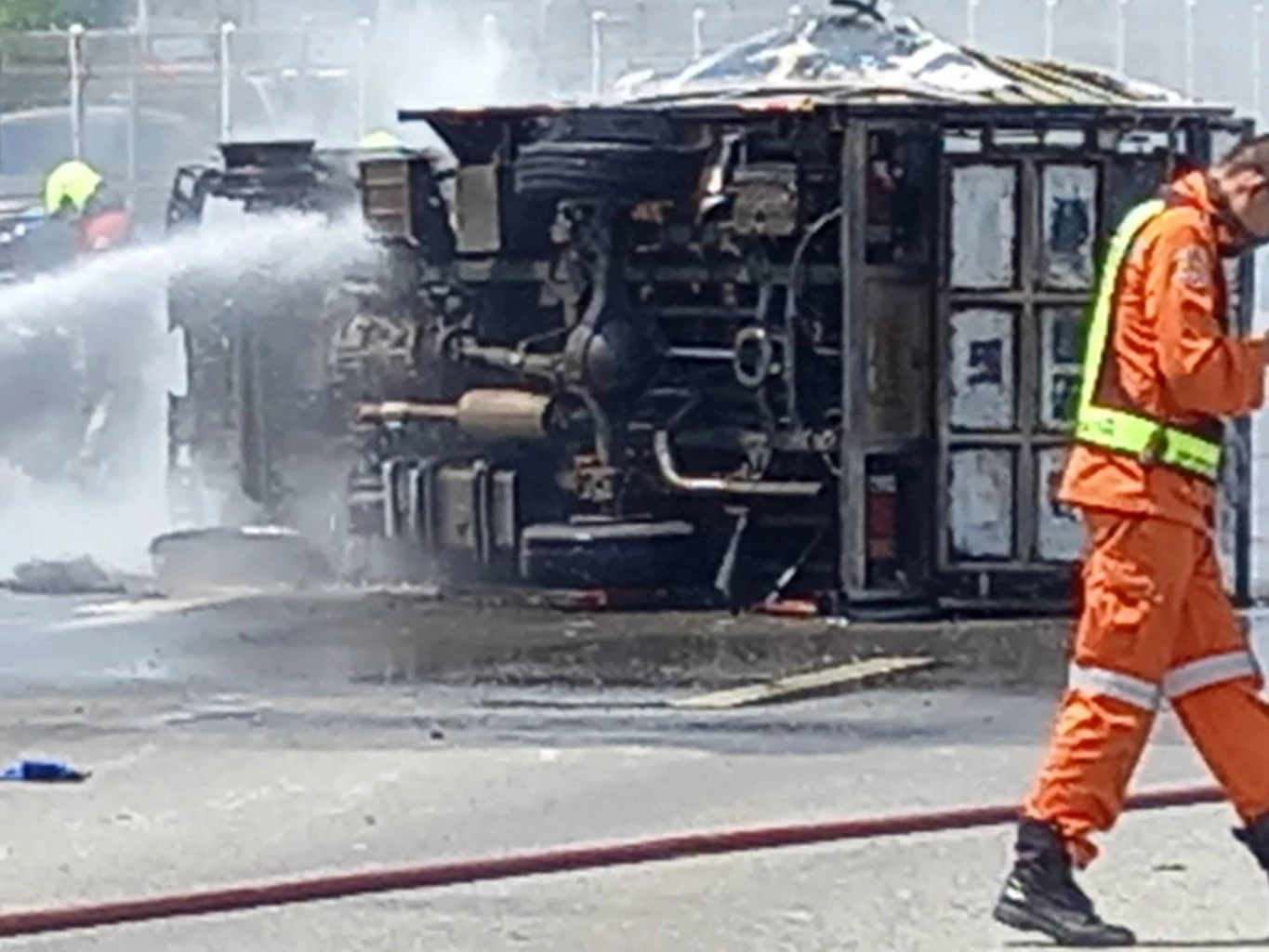 รถบรรทุกแก๊สพลิกคว่ำ บนมอเตอร์เวย์ ไฟลุกท่วม มีผู้บาดเจ็บ 1 ราย