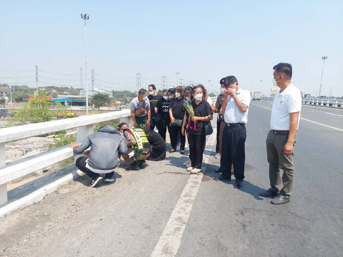 ครอบครัวเศร้า เชิญวิญญาณ "หมู่หนุ่ม" บนสะพานข้ามแยกลำลูกกา