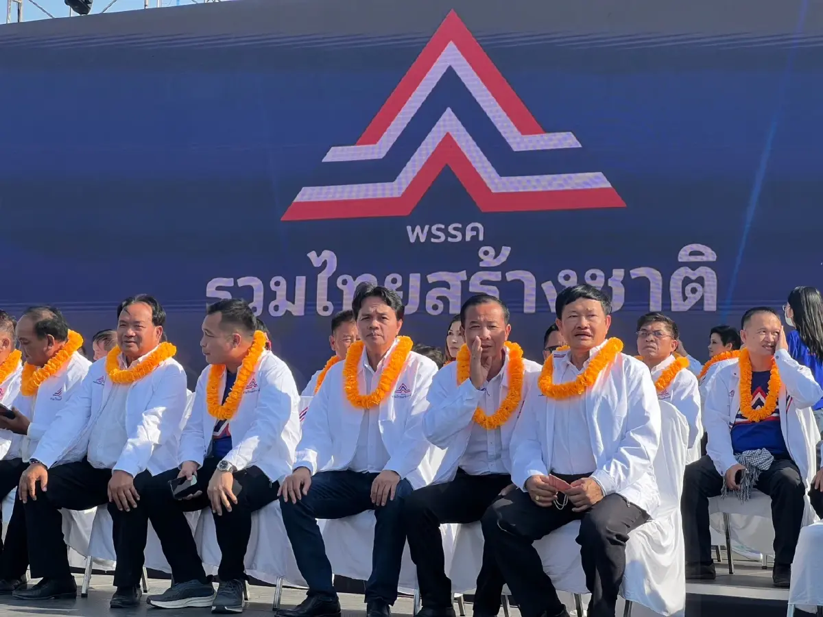 เวทีโคราช "รทสช." คึกคัก ปชช.พรึ่บทยอยฟังปราศรัย-รอรับ "บิ๊กตู่" (มีคลิป)