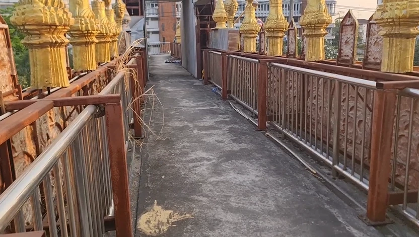 แชร์สนั่น! เพจดังโพสต์ชายหญิง แอบมีอะไรกันบนสะพานลอยพิษณุโลก ไม่อายฟ้าดิน