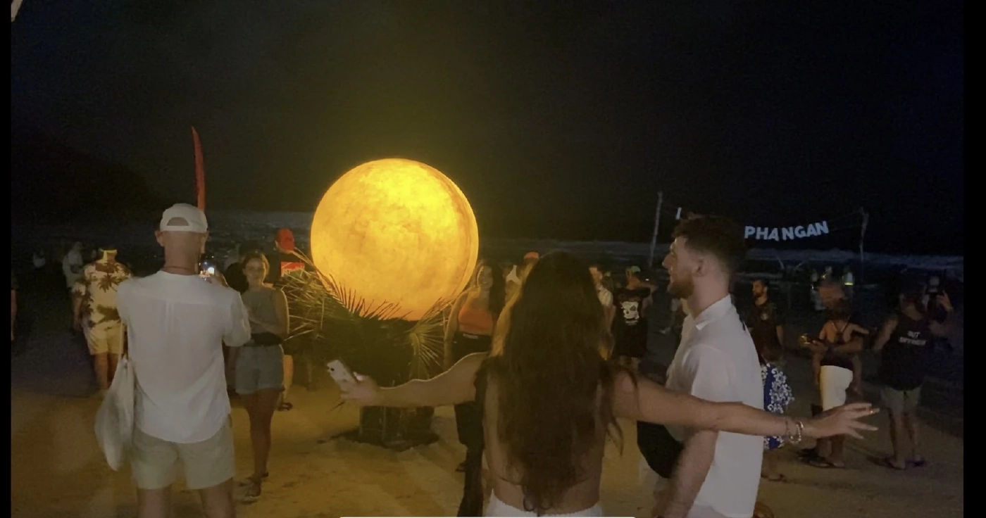 เกาะพะงันคึกคัก นักท่องเที่ยวต่างชาติแห่ร่วมงานฟูลมูนปาร์ตี้ 2 หมื่นคน