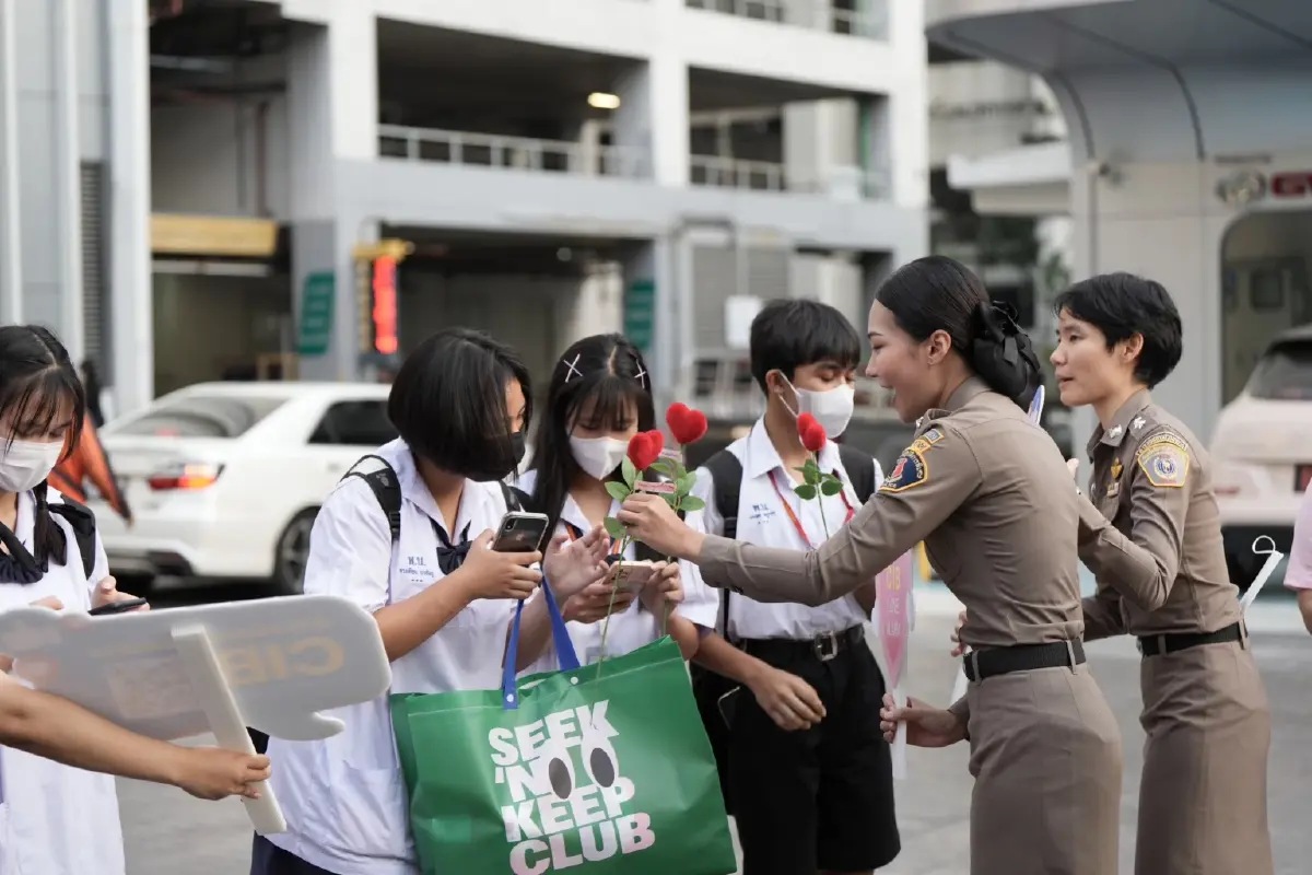 บช.ก.ลุยสยามฯ มอบความรักผ่านการ์ดวาเลนไทน์ "เตือนรัก ระวังภัยออนไลน์"