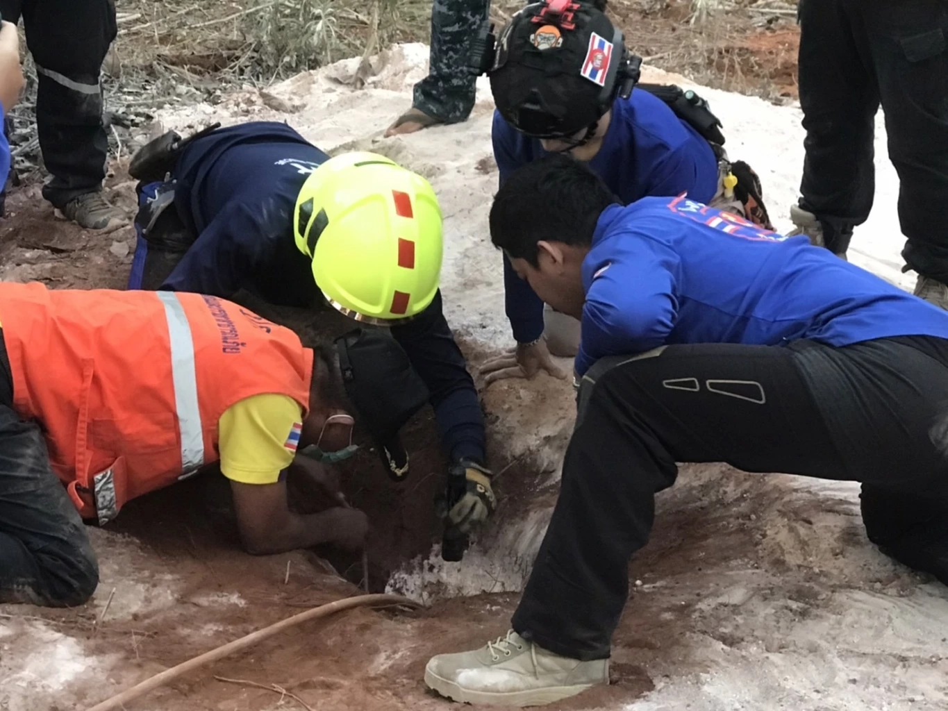 นาทีชีวิต! เร่งช่วยชีวิตเด็ก 1 ขวบตลอดทั้งคืน ตกลงในท่อลึก 15 เมตร