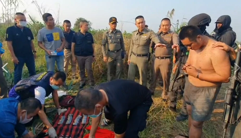 ด่วน! จับแล้วมือยิงตำรวจเสียชีวิต ขณะเข้าตรวจค้นปืน แอบซ่อนใต้ต้นดอกหญ้า