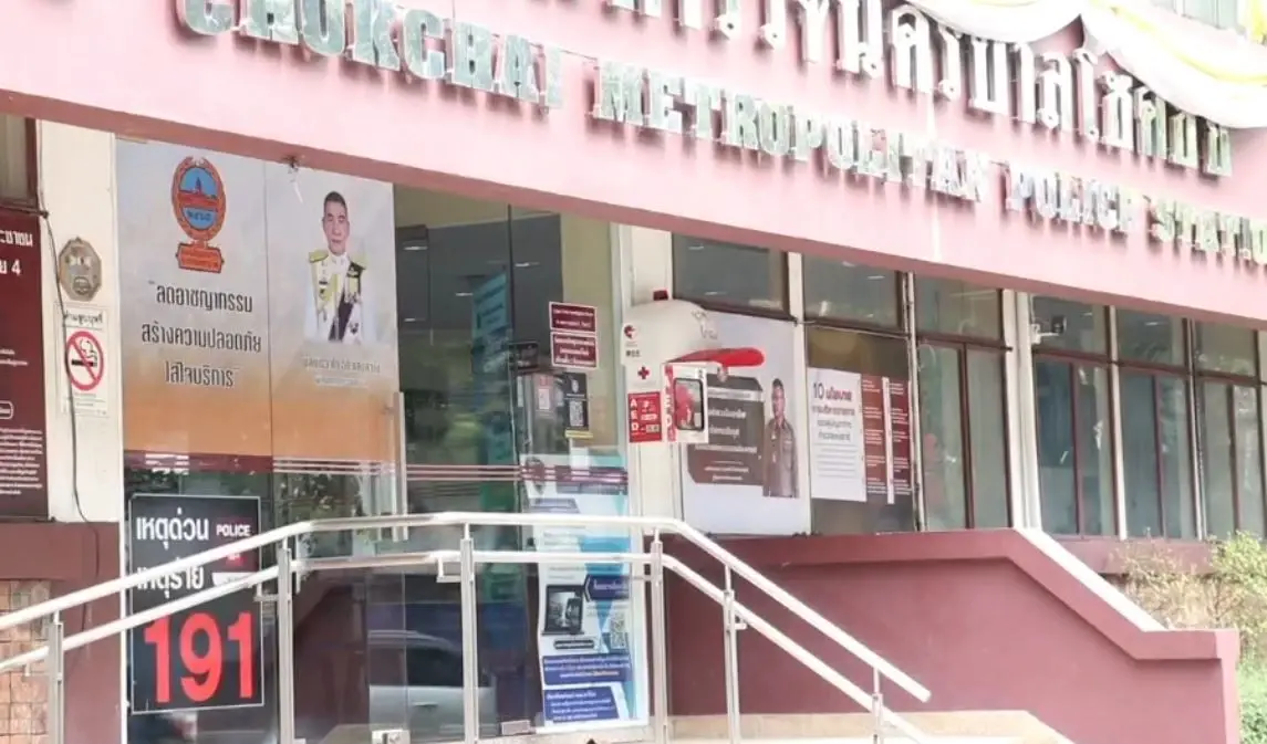 เตรียมแจ้งข้อหารุ่นน้องเอ็มมี่ หลังใช้ปืนตบการ์ดร้าน ย่านลาดพร้าว-วังหิน