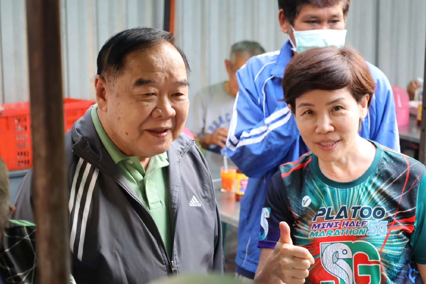 “ลุงป้อม” สุดฟิต เดินออกกำลังกายสวนลุมฯ ชาวบ้าน เชียร์นั่งนายกฯ คนที่ 30