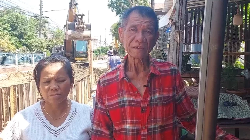 ชาวบ้านที่อาศัยติดโครงการก่อสร้างชี้ให้ดูผลกระทบ