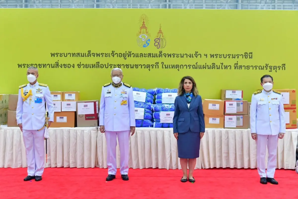 ในหลวง พระราชินี พระราชทานสิ่งของช่วยเหลือชาวตุรกีที่ประสบภัยแผ่นดินไหว