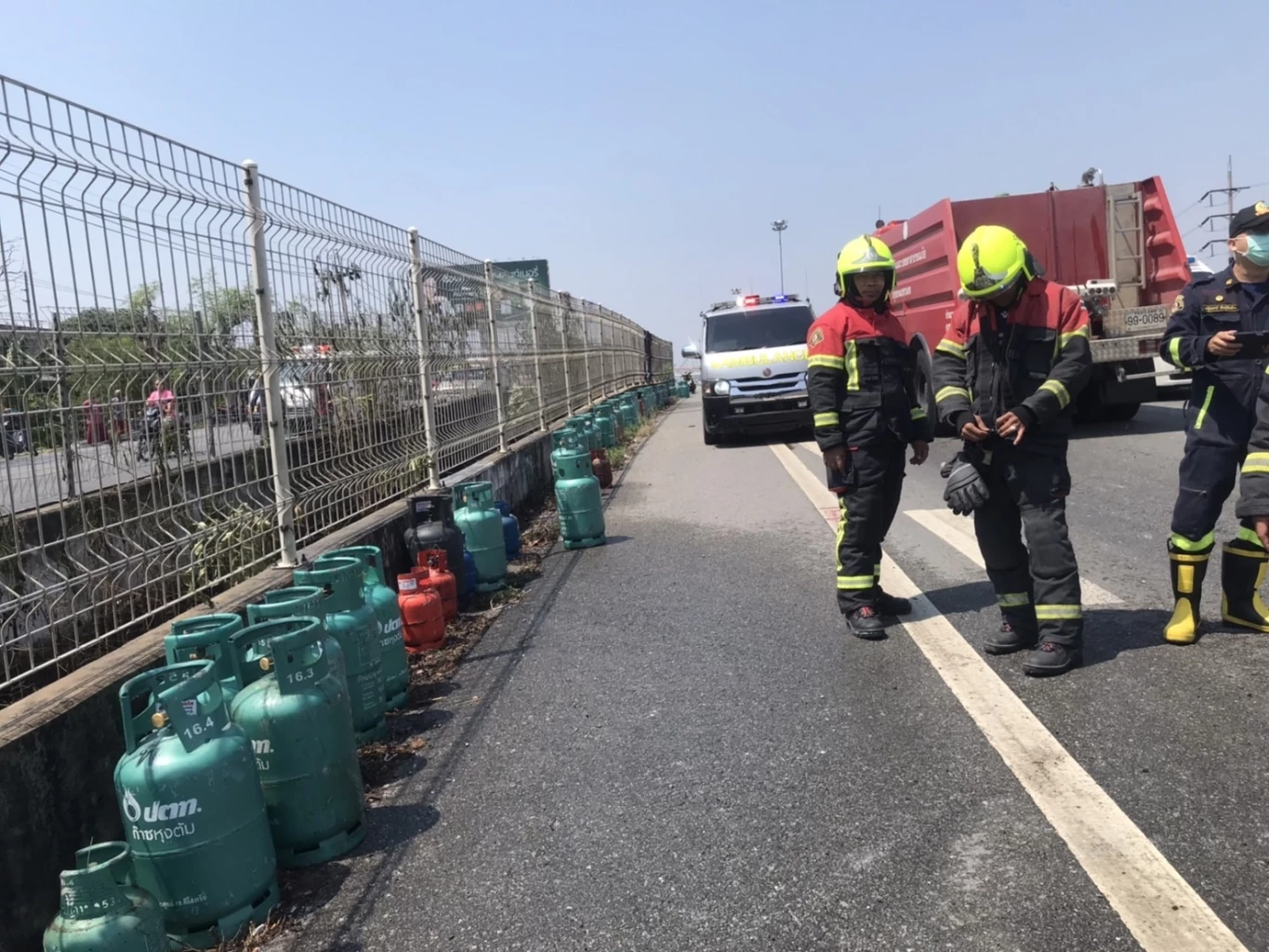 รถบรรทุกแก๊สพลิกคว่ำ บนมอเตอร์เวย์ ไฟลุกท่วม มีผู้บาดเจ็บ 1 ราย