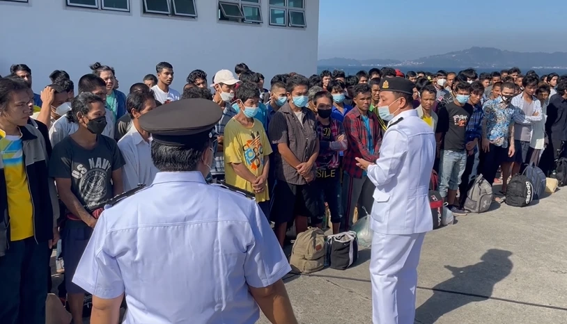 ได้กลับสมใจ ผบ.พม่า มารับเอง 670 พม่า ที่ก่อเหตุประท้วงขอส่งกลับประเทศ