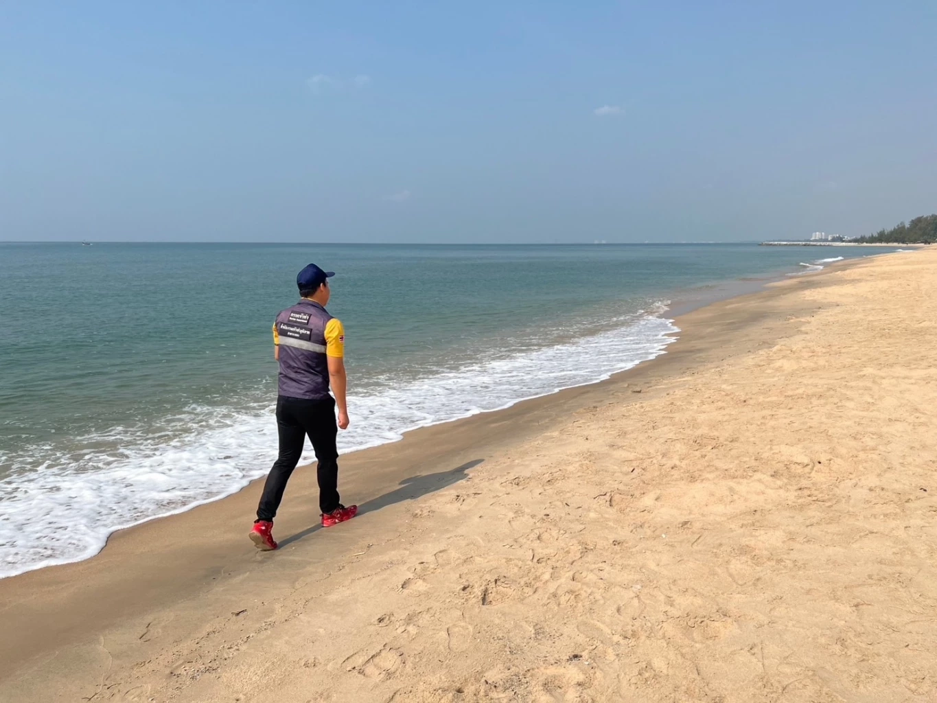 ชาวประมงผงะ เจอคราบน้ำมันลอยทะเลระยอง ศรชล. เร่งเข้าน้ำยากำจัดคราบ