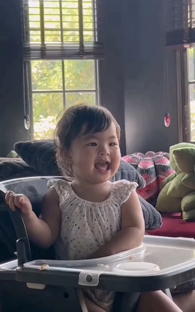 เปิดคลิปนาทีหัวใจพองโต! คำแรกของลูก พ่อโย่ง-แม่ก้อย น้ำตาแทบไหล