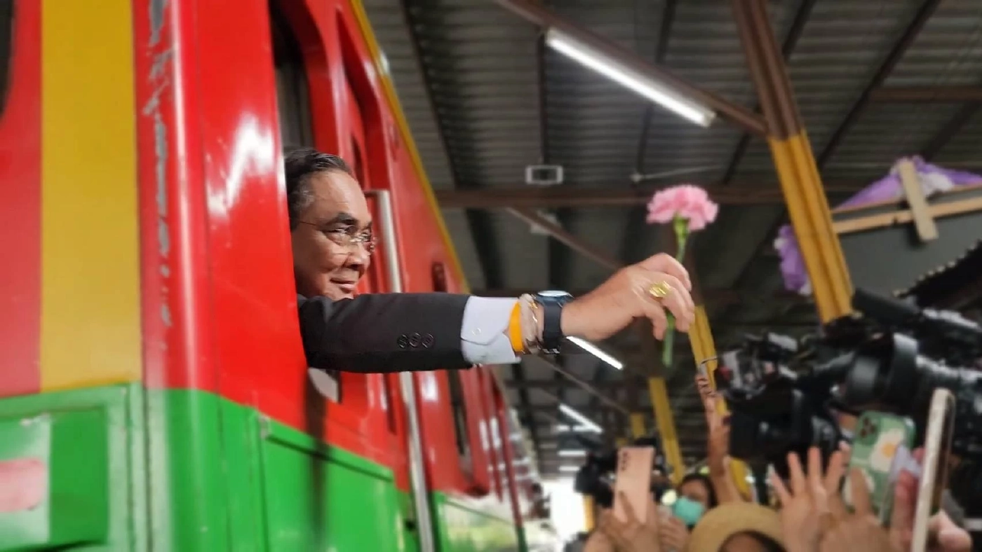 "นายกฯ" ถึง "สมุทรสงคราม" ชาวบ้านกรี๊ดสนั่น! ขอถ่ายภาพ บอกรักลุงตู่