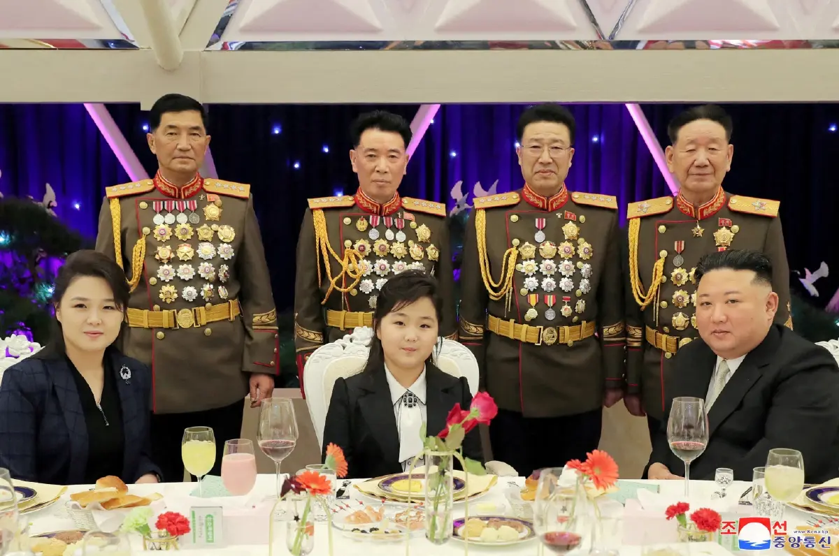 เกาหลีเหนือโชว์ศักยภาพนิวเคลียร์เต็มพิกัด - ลูกสาวคิมร่วมชมสวนสนาม