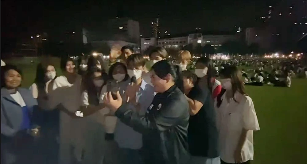 “ลุงป้อม” น้ำตาริน ! ดีใจ นศ. อวยพร บอกรัก “ลุงป้อม” ขอสุขภาพแข็งแรง