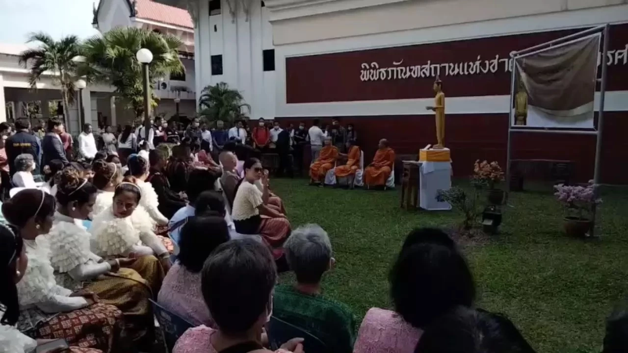 แห่ส่องเลขทะเบียนรถนำ "พระลากไม้" อายุ 100 ปี กลับคืนวัด ลุ้นรวยงวด16/2/66