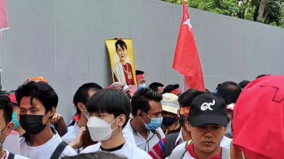 ชาวเมียนมาในไทย ชุมนุมหน้าสถานทูต ครบรอบ 2 ปีรัฐประหารเมียนมา