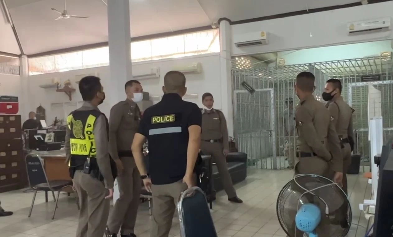 เหม็นทั้งโรงพัก! หนุ่มคลั่งถูกจับยัดห้องขัง สาดฉี่-อุจจาระ ใส่ตำรวจ