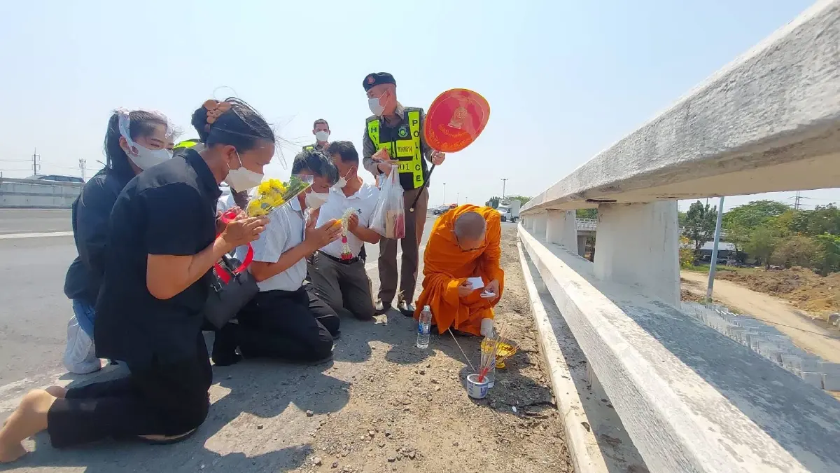 ครอบครัวเศร้า เชิญวิญญาณ "หมู่หนุ่ม" บนสะพานข้ามแยกลำลูกกา