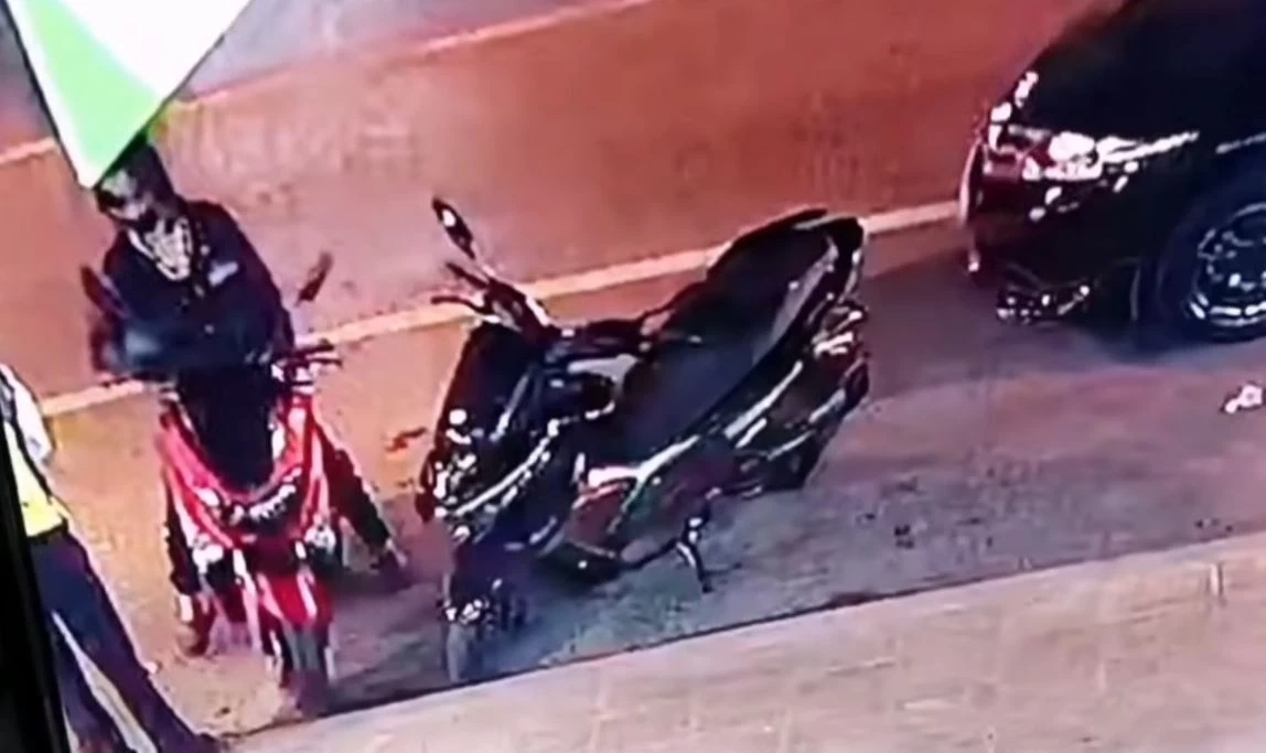 รวบแล้ว! สาวคลั่งใช้มีดแทงนักเรียนหญิง ก่อนเดินไปกดเงินหน้าตาเฉย