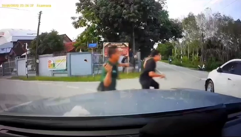 ไล่จับวุ่น พ่อคลั่งยาอุ้มลูก 6 เดือน ซิ่งเก๋งหนี ชนยับ ปชช. - รถตร.  (มีคลิป)