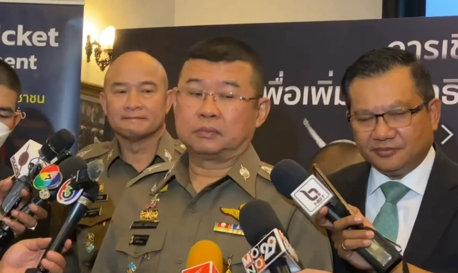 พล.ต.อ.ดำรงศักดิ์ กิตติประภัสร์ ผบ.ตร. พร้อมด้วย นายจิรุตม์ วิศาลจิตร อธิบดีกรมการขนส่งทางบก