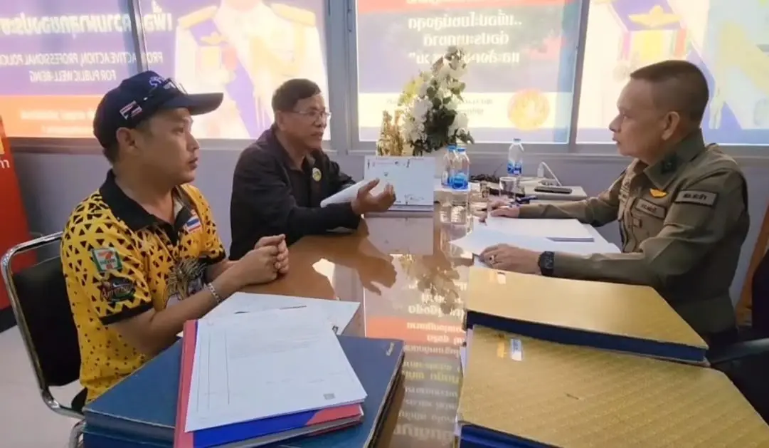 นักข่าวช่องดัง แจ้งจับชายฉกรรจ์ ล็อกคอ-ลบคลิป ขู่ห้ามทำข่าวบ่อลูกรัง อดีต สจ.