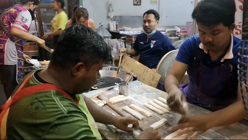 ร้านปาท่องโก๋ตรังลูกค้าแน่น หลัง "ปาท่องโก๋" ติดท็อป 5 ของหวานริมทางโลก