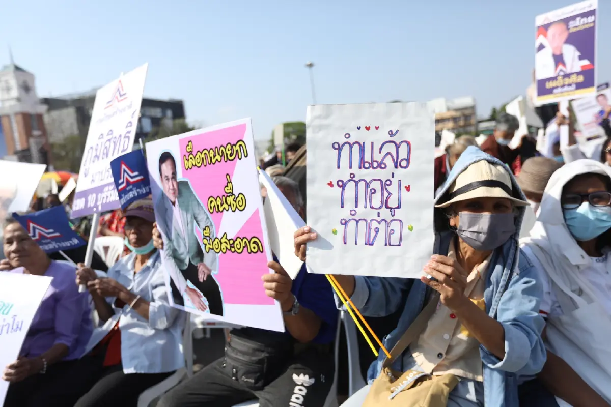 เวทีโคราช "รทสช." คึกคัก ปชช.พรึ่บทยอยฟังปราศรัย-รอรับ "บิ๊กตู่" (มีคลิป)