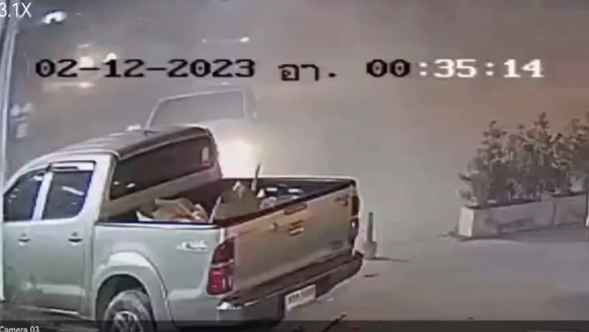 โจ๋บางพลีโหด เปิดศึกหน้าผับ ขี่ จยย.ไล่ยิง ถูกอีกฝ่ายขับรถพุ่งดับ (มีคลิป)