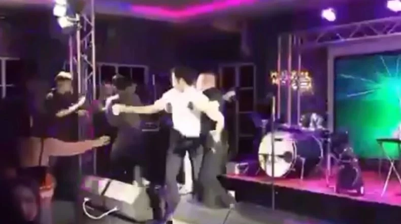 "เอ๊ะ จิรากร" ยันดำเนินคดีชายบุกต่อยบนเวที ถึงที่สุด สร้างมาตรฐานปกป้องนักดนตรี