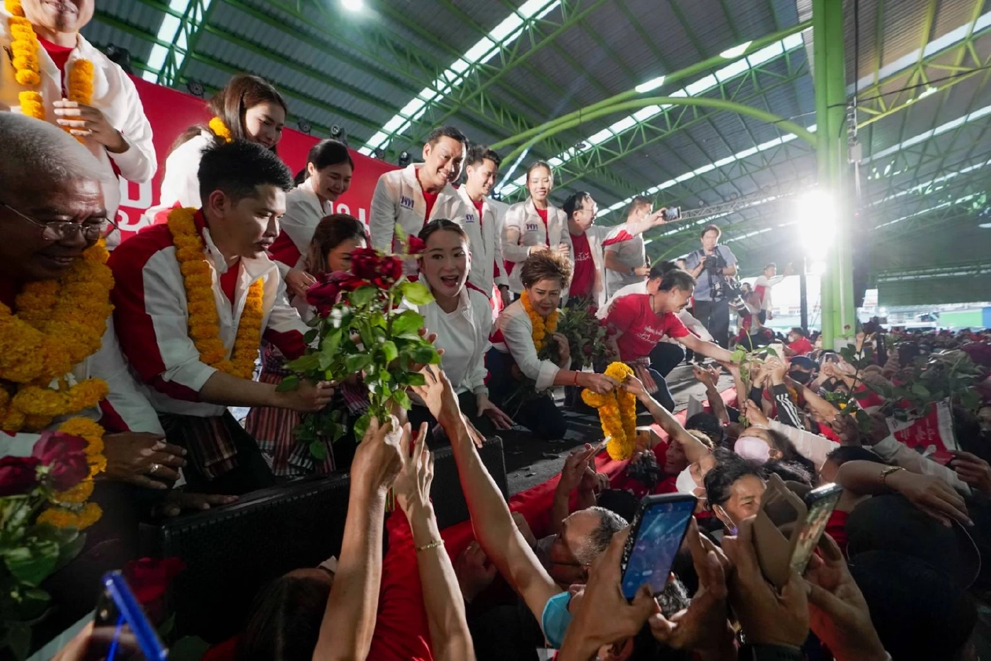 “พรรคเพื่อไทย” ปราศรัยที่ขอนแก่น คนแห่ฟังทะลักนับหมื่น  