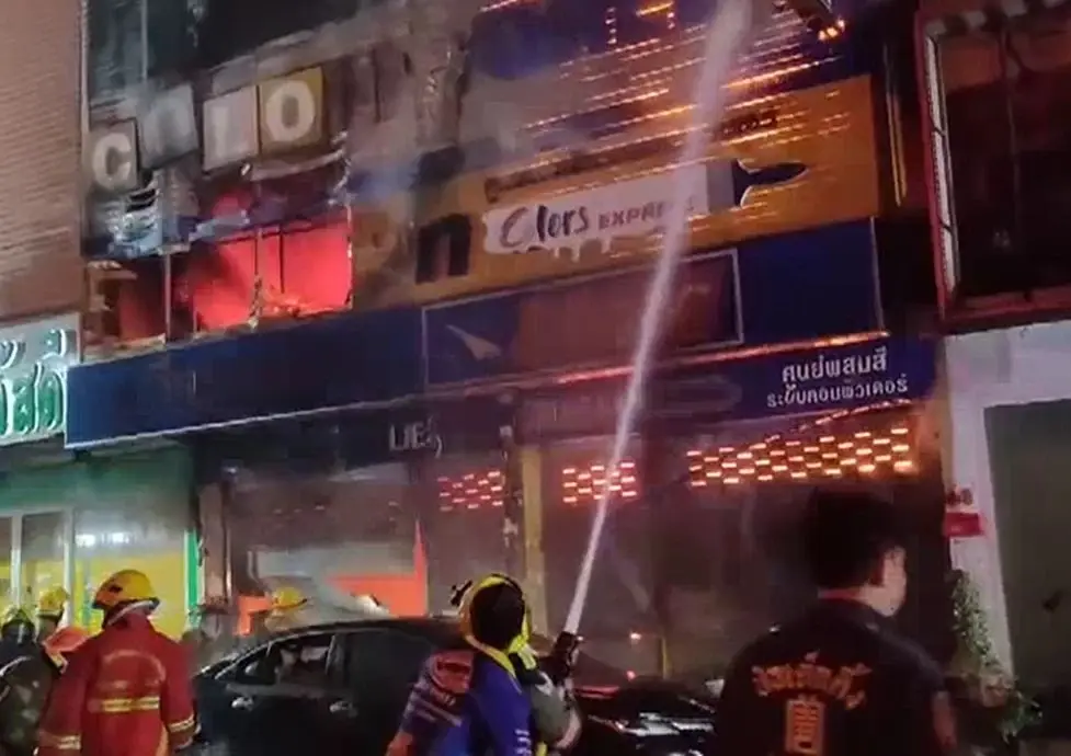 ไฟไหม้ร้านขายสี ย่านลำลูกกา ลูกเจ้าของร้านเพิ่งจบ ป.โท เสียชีวิตในห้องน้ำ