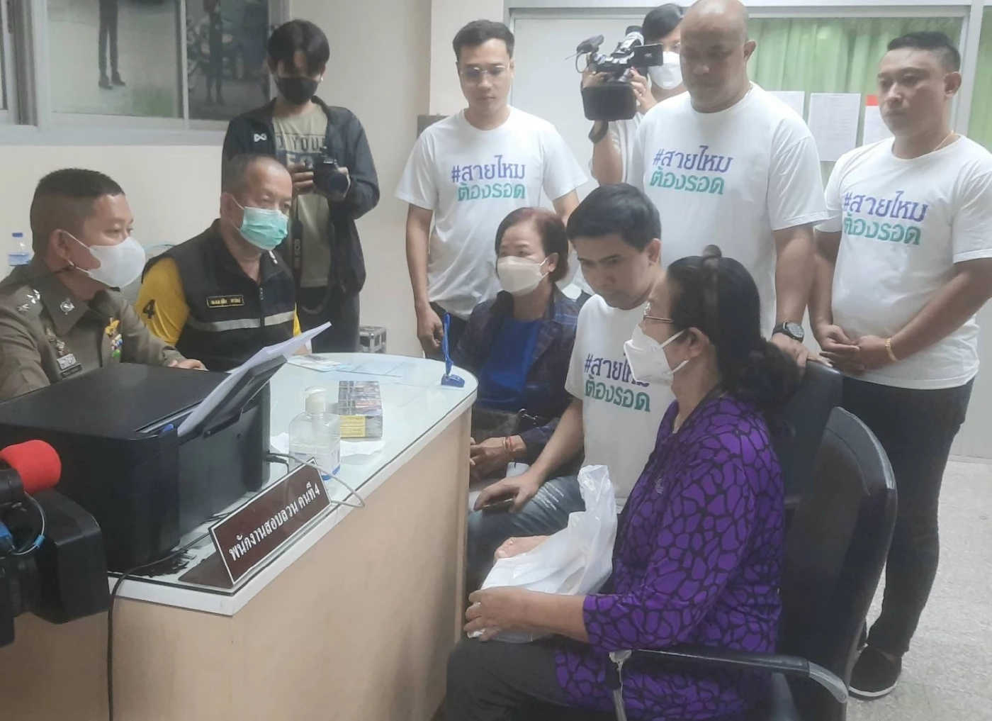 แม่ค้าร้านขายของชำ ร้องถูกแก๊งอ้างตัว จนท.สรรพสามิต ข่มขู่รีดเงิน