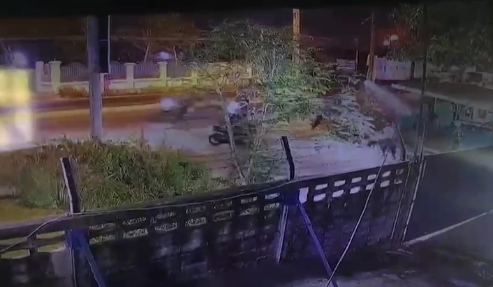 โจ๋ "แก๊งไทรน้อย" อาละวาด ซิ่ง จยย. 7 คัน ไล่ฟันวัยรุ่น มือเกือบขาด (มีคลิป)