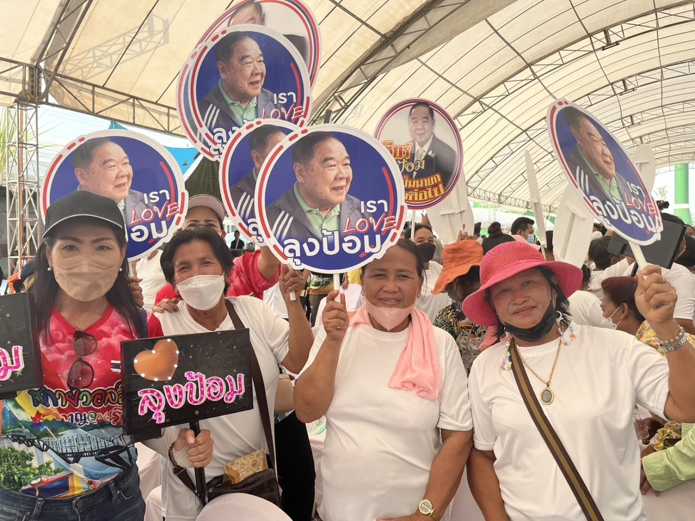 พล.อ.ประวิตร  ยังได้พบปะประชาชน ที่มาให้การต้อนรับอย่างอบอุ่น 