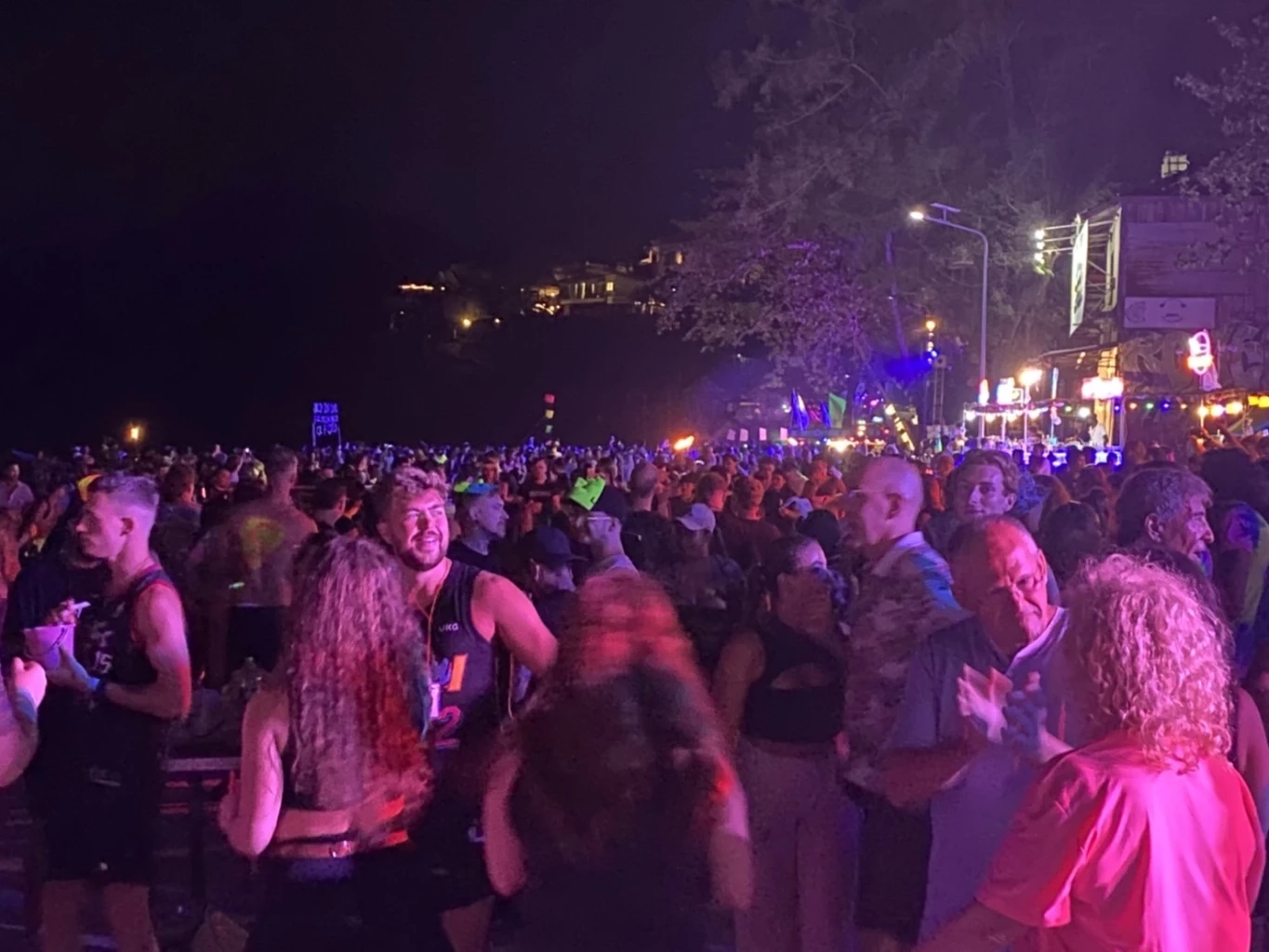 เกาะพะงันคึกคัก นักท่องเที่ยวต่างชาติแห่ร่วมงานฟูลมูนปาร์ตี้ 2 หมื่นคน