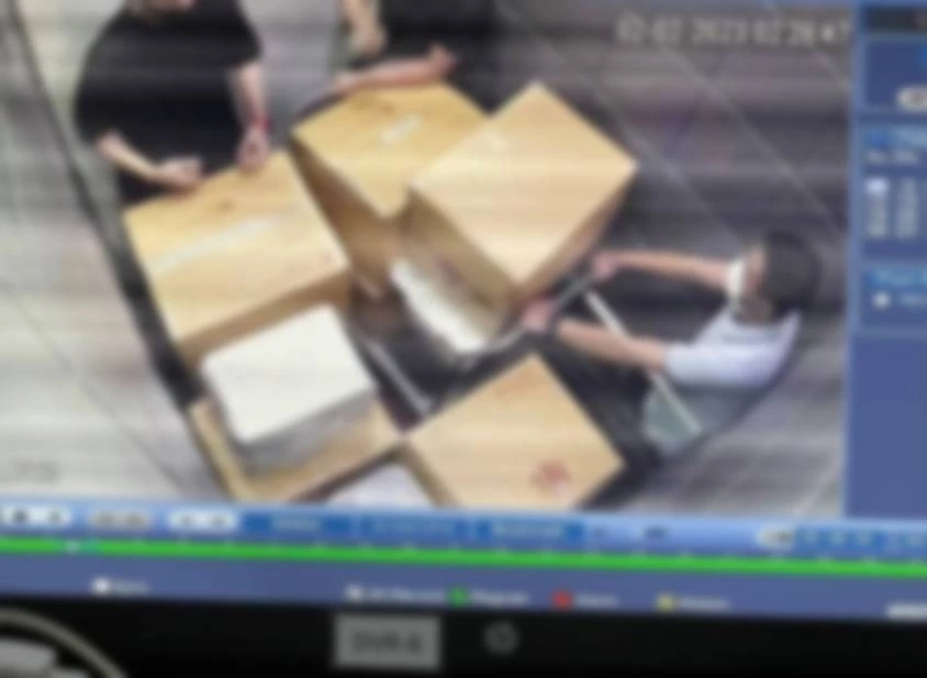 ตร.ค้นโกดังย่านปทุมฯ ซุกเอกสารส่วนตัว-ของแบรนด์เนม "เบนซ์ เดม่อน" ยังไม่พบรถหรู