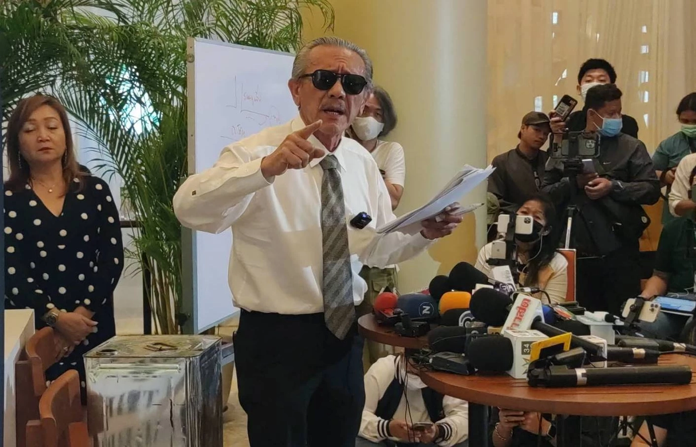 นายชูวิทย์ กมลวิศิษฐ์