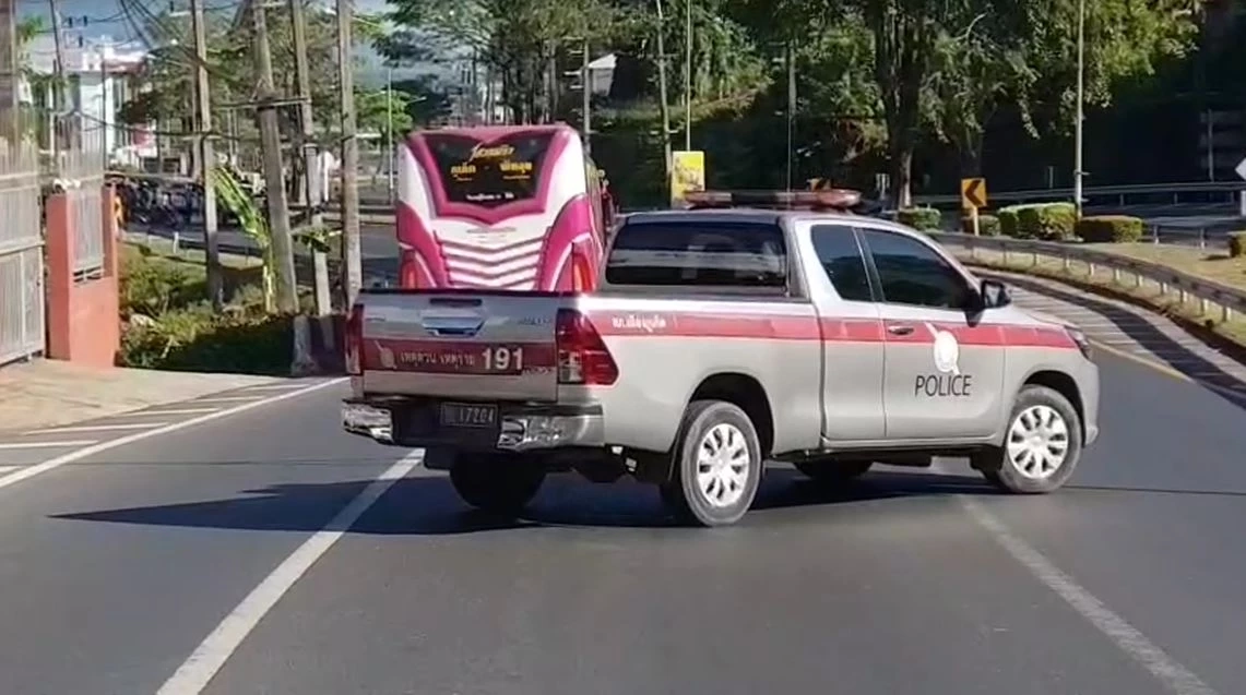 ชายคลั่งกราดยิงผู้โดยสาร จบชีวิตตัวเองในรถทัวร์ ตร.เข้าควบคุมพื้นที่แล้ว