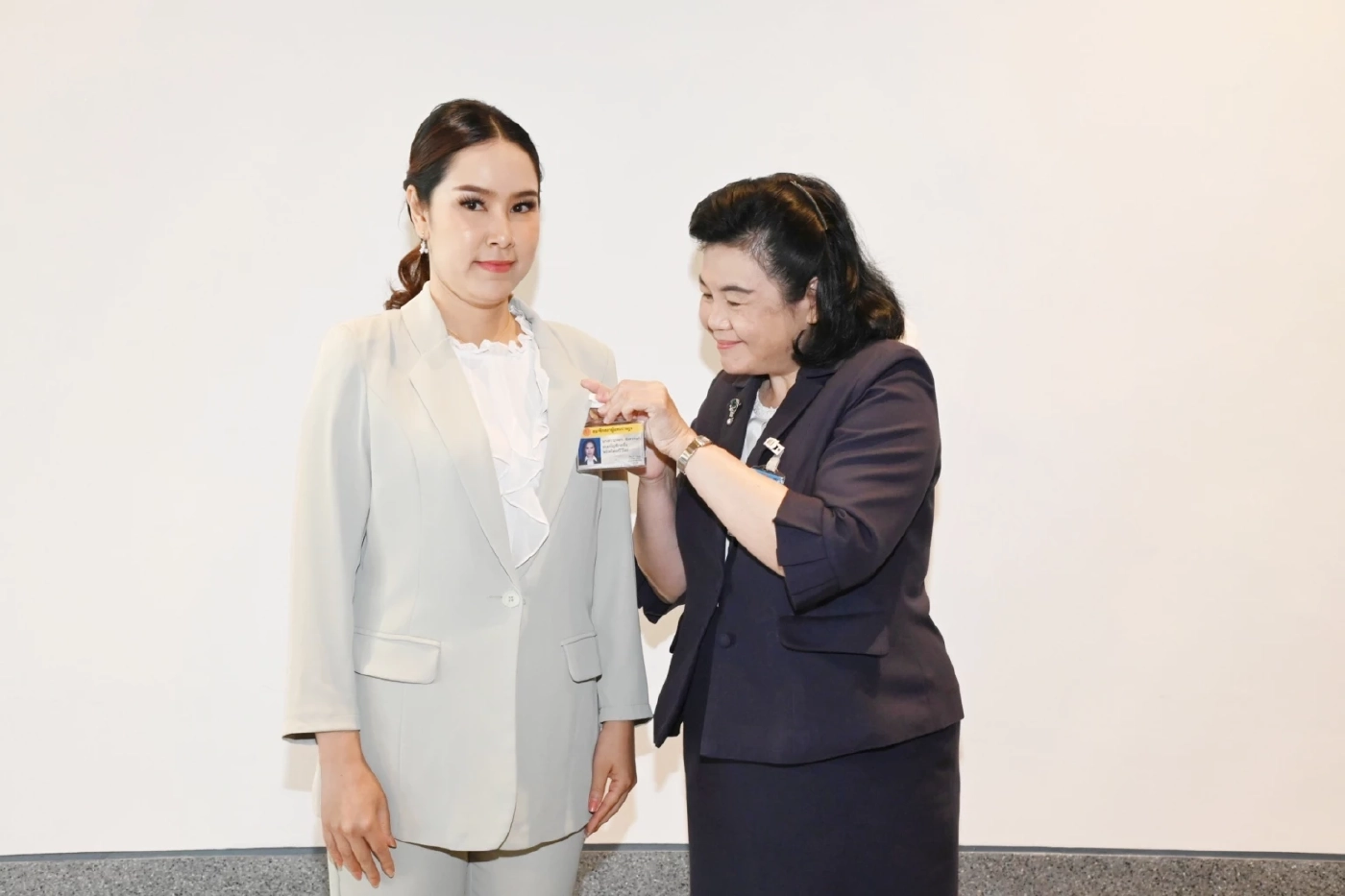 "อุ๊ ภคอร" เข้ารายงานตัว รับตำแหน่งส.ส. แทน"เต้ มงคลกิตติ์"